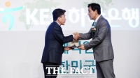 [TF포토] 악수하는 김정태 회장-함영주 은행장
