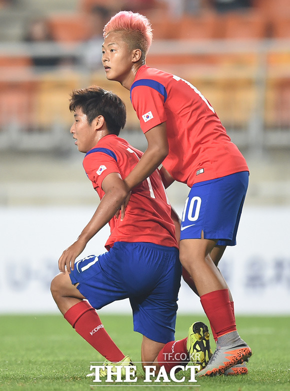 한국의 이승우가 전반 나이지리아 문전에서 슛을 시도하다 넘어진 장결희를 일으켜주고 있다.