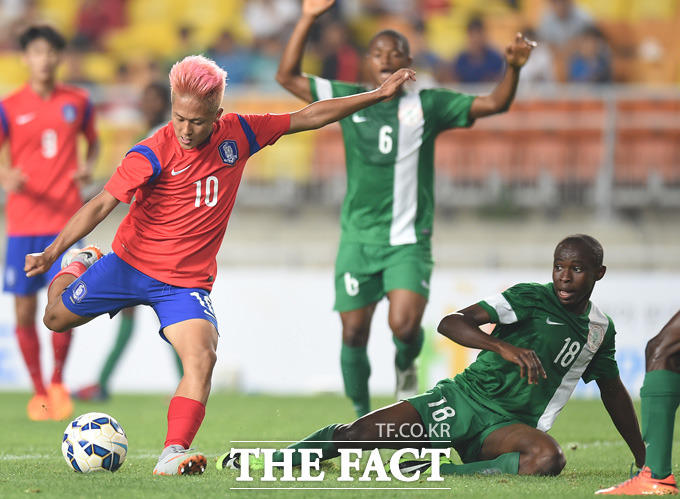 한국의 이승우가 나이지리아 문전에서 수비수들을 차례로 제치고 슛을 시도하고 있다.