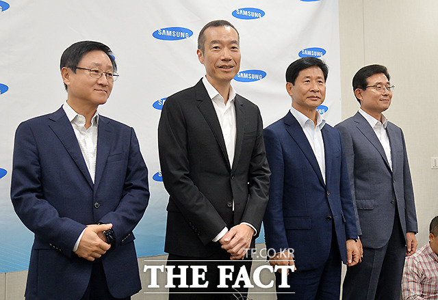 통합 삼성물산이 공식 출범한 가운데 최치훈 삼성물산 건설부문 사장이 시너지를 바탕으로 한 시너지 창출이 가장 급선무라며 통합법인 출범에 대한 포부를 밝혔다. 김신 상사부문 사장, 최치훈 건설부문 사장, 윤주화 패션부문 사장, 김봉영 리조트·건설부문 사장(왼쪽부터) / 문병희 기자