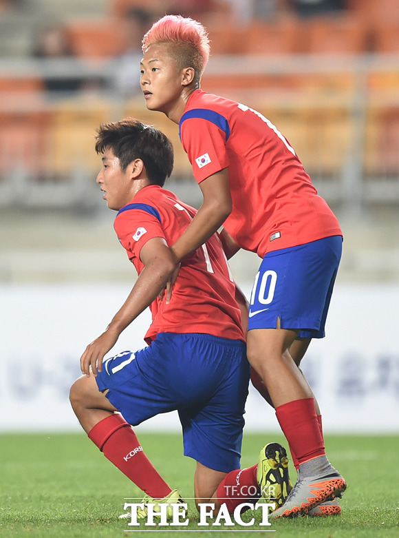 한국의 이승우가 전반 나이지라아 문전에서 슛을 시도하다 넘어진 장결희를 일으켜주고 있다.