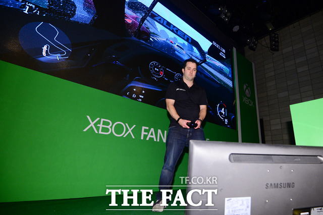 크리스 비숍 엑스박스 글로벌 제품 매니저가 2일 엑스박스 원 신작 블록버스터 게임 ‘포르자 모터스포츠6’를 직접 시연하고 있다. /남윤호 기자