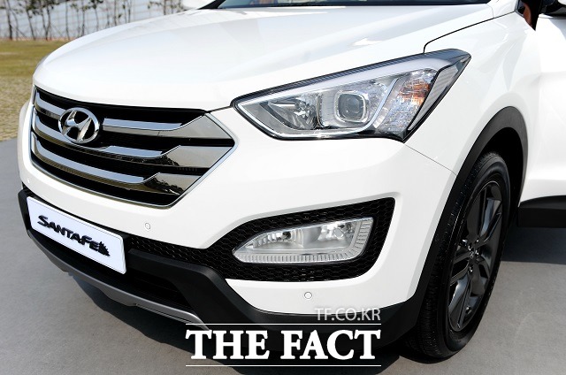 현대차는 9월부터 한 달 동안 국내 스포츠유틸리티차량(SUV) 싼타페 구형을 구매하는 고객에게 150만 원을 할인해주거나 100만 원 할인에 2.9% 저금리를 적용하는 혜택을 제공한다.