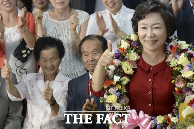 정 의원이 지난해 7·30 재보선에서 당선 확정 후 지지자들과 기뻐하고 있다. /더팩트 DB