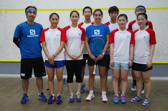 기본기가 뛰어나다! 한국 스쿼시 청소년 대표팀이 서울스쿼시캠프에서 던카프(가운데)와 함께 훈련한 뒤 포즈를 취하고 있다. / 스쿼시플랜 제공