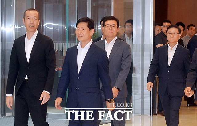 삼성물산과 제일모직이 합병한 통합 삼성물산 공식 출범식에 참석하는 최치훈 건설부문 사장, 윤주화 패션부문 사장, 김봉영 리조트·건설부문 사장, 김신 상사부문 사장(왼쪽부터)