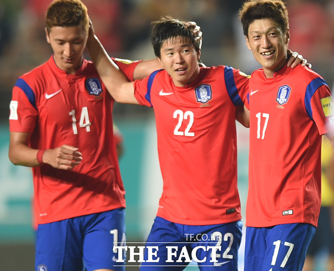 한국의 권창훈(가운데)이 전반 팀 세번째 골을 성공시키며 정우영-이청용과 기쁨을 나누고 있다.