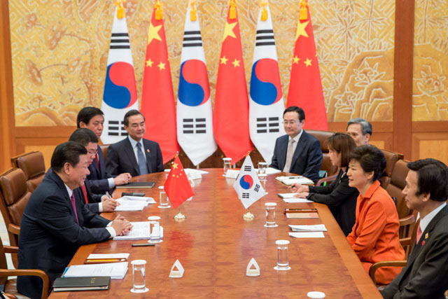 박근혜 대통령과 시진핑 중국 국가주석은 2일 정상회담에서 “긴장을 고조시키는 어떠한 행동에도 반대한다”고 의견을 모았다. 박 대통령과 시 주석이 회담을 하고 있다. /청와대 제공