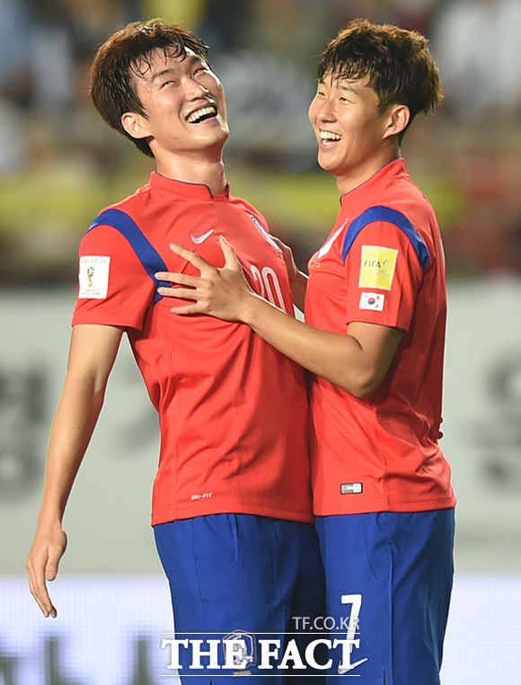 한국의 손흥민이 1-0으로 리드하던 전반 추가골을 성공시킨 후 장현수와 기뻐하고 있다.