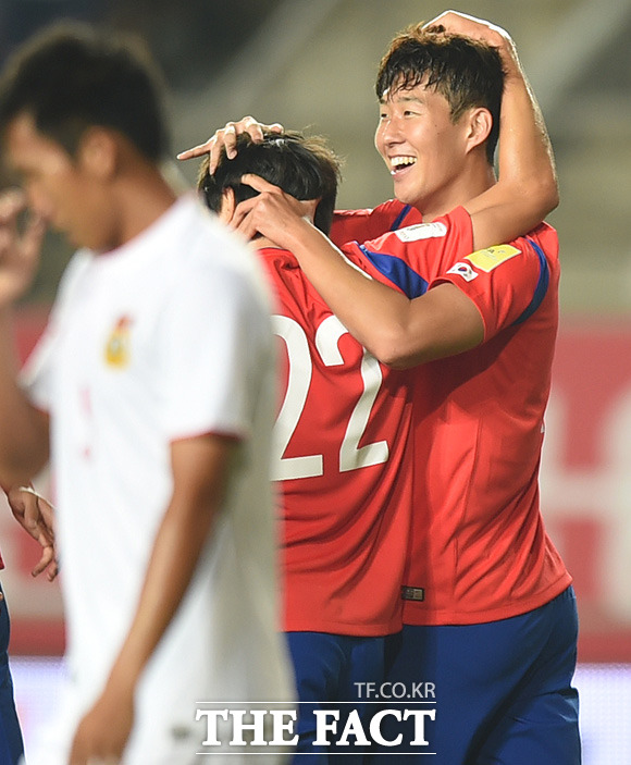 한국의 손흥민이 1-0으로 리드하던 전반 추가골을 성공시키고 기뻐하고 있다.