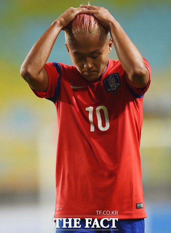 한국 이승우가 경기 중 자신의 플레이가 맘에 들지 않는 듯 머리를 감싸며 불만섞인 표정을 보이고 있다.