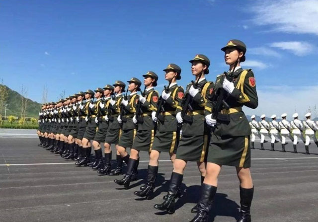 중국 여군 의장대원 여군 의장대원으로 선발되려면 까다로운 평가를 통과해야 한다. /인민망