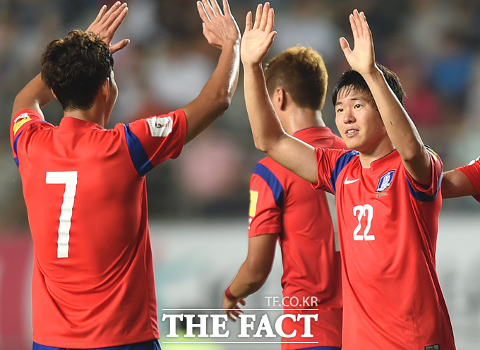 한국의 권창훈(가운데)이 전반 팀 세번째 골을 성공시키며 정우영-이청용과 기쁨을 나누고 있다.