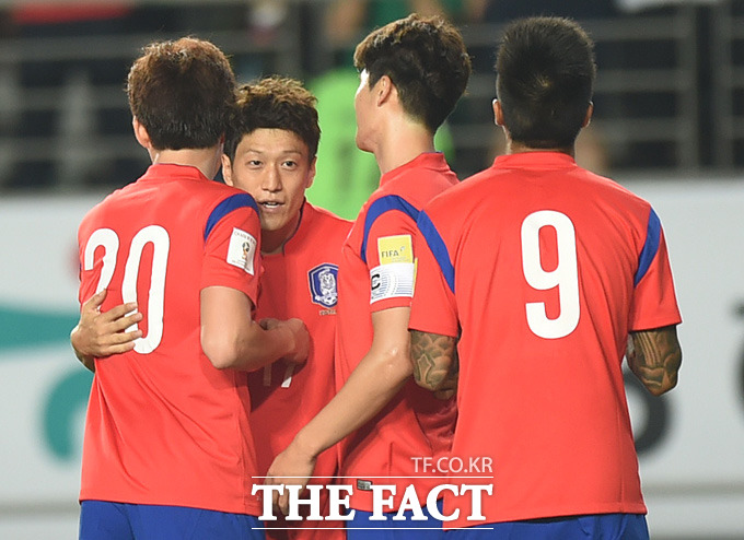 한국의 이청용이 전반 선제골을 성공시킨 뒤 동료들과 포옹을 나누고 있다.
