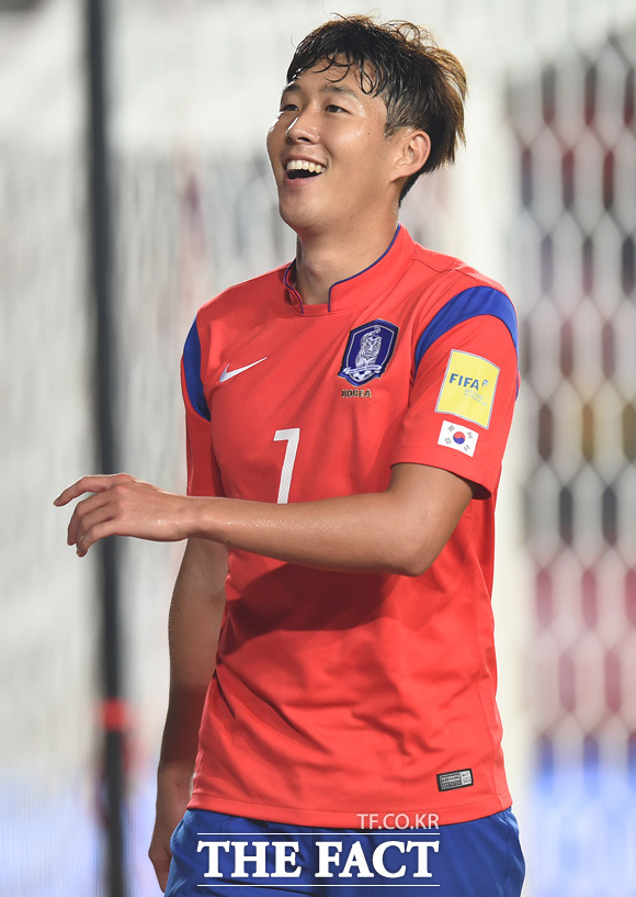 한국 손흥민이 경기 중 밝은표정으로 관중석을 향해 웃고 있다.