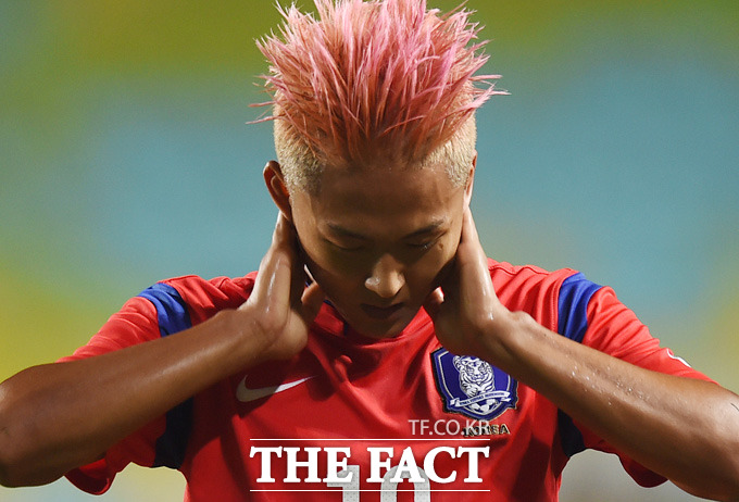 한국 이승우가 경기 중 자신의 플레이를 자책하며 머리를 감싸고 있다.