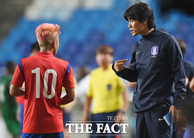 한국 최진철 감독이 후반 이승우에게 개인 플레이에 대한 질책과 작전을 지시하고 있다.
