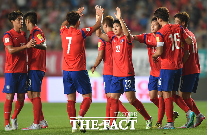 한국의 권창훈(가운데)이 전반 팀 세번째 골을 성공시키며 손흥민과 하이파이브를 나누고 있다.