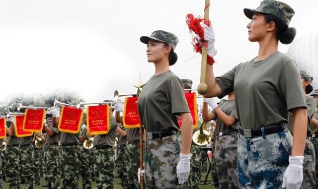 중국 열병식 미녀군단 3일 오전 11시(한국 시각) 중국 베이징 톈안먼 광장에서 중국 열병식이 진행되는 가운데, 열병식 행렬에 참가하는 미녀군단에 대한 관심이 높아지고 있다. /인민망