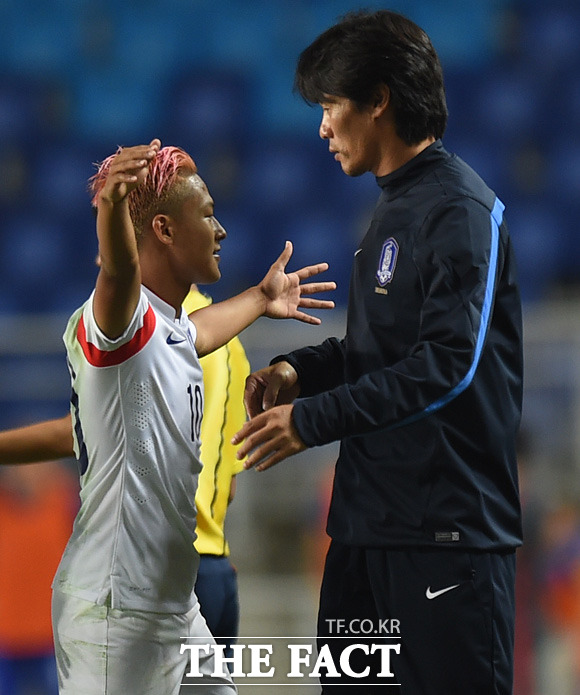 한국의 최진철 감독이 후반 선제골을 성공시킨 이승우와 포옹을 나누고 있다.