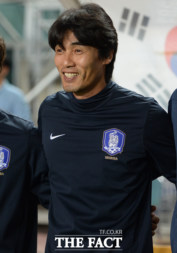 한국 최진철 감독이 경기를 지켜보면서 미소를 보이고 있다.