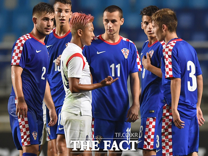 한국의 이승우가 후반 몸싸움을 벌였던 크로아티아 선수와 대화를 나누고 있다.