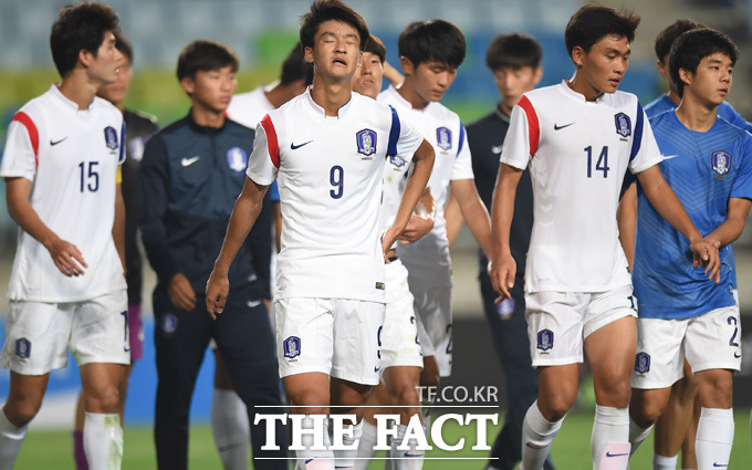 한국 선수들이 2-0의 리드를 지키지 못하고 크로아티와 2-2 무승부를 기록하자 아쉬워하고 있다.