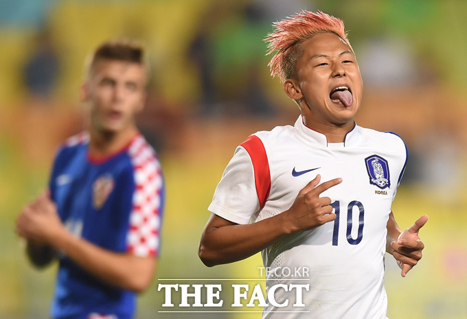한국 이승우가 후반 페널티킥을 성공시키며 멀티골을 기록한 뒤 혀를 내밀며 세리머니를 펼치고 있다.