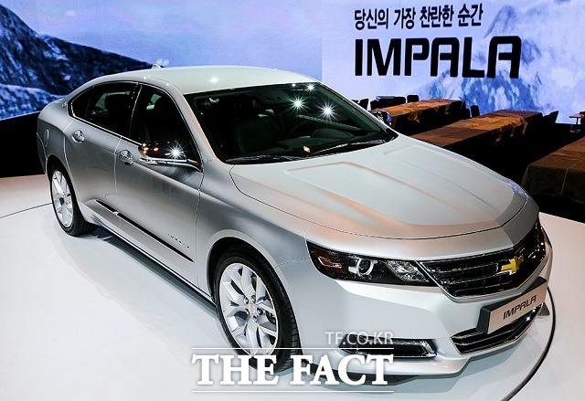 한국지엠은 쉐보레 브랜드의 준대형 세단 임팔라를 출시하며 국내 준대형차 시장 공략에 나섰다.