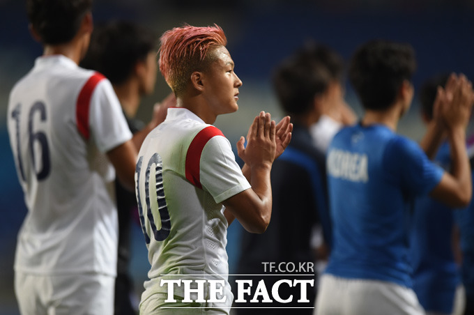 한국 이승우가 경기 종료 후 환호하는 팬들을 향해 박수로 화답하고 있다.
