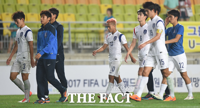 한국 선수들이 이승우의 멀티골에도 불구하고 2-0 리드를 지키지 못하고 무승부로 경기를 마치자 아쉬운 표정으로 경기장을 빠져 나가고 있다.
