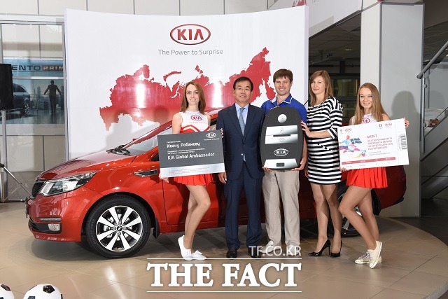 이날 행사에서 기아차는 100만 번째 차량을 구매한 이반 로바노프 씨에게 러시아 베로네체 지역의 사크랏 딜러점에서 구매한 프라이드 차량을 전달했다. / 기아자동차 제공