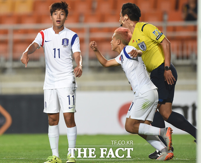 한국 장결희가 전반 골을 넣었으나 오프사이드 판정을 받자 항의하고 있다.