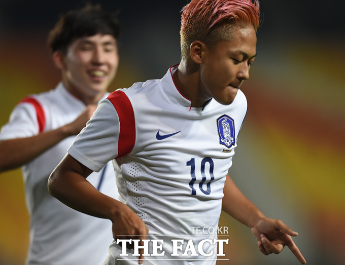 한국 이승우가 후반 페널티킥을 성공시킨 후 세리머니를 펼치고 있다.
