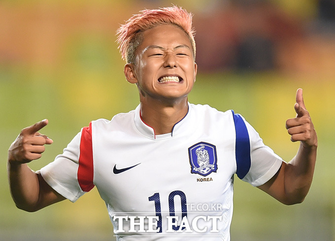 한국 이승우가 후반 페널티킥을 성공시키며 멀티골을 기록한 뒤 세리머니를 펼치고 있다.