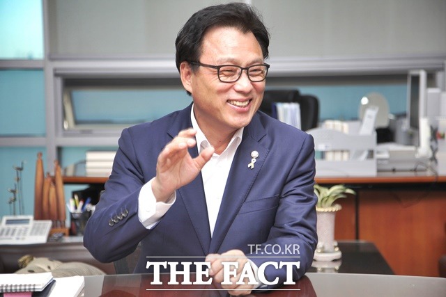 인사청문회, 靑 사전 검정자료 제출 의무화 기획재정위원회 및 국회운영위원회 소속 박광온 의원(새정치민주연합·수원 영통)은 6일 부실하게 운영되고 있는 인사청문회와 국정감사 제도를 개선하기 위한 인사청문회법 개정안과 국정감사 및 조사에 관한 법률안을 각각 대표 발의했다./박광온 의원실