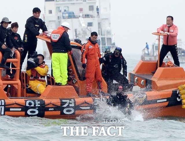 돌고래호 전복 제주 추자도 인근 남쪽 해상에서 통신이 끊겼던 낚시어선 돌고래호(9.77t)가 6일 오전 6시 25분께 전복된 채 발견됐다. 타고 있던 승선자 3명은 구조됐으나 10여 명은 숨지거나 생사가 확인되지 않았다. (사진은 기사와 관련 없음)/임영무 기자
