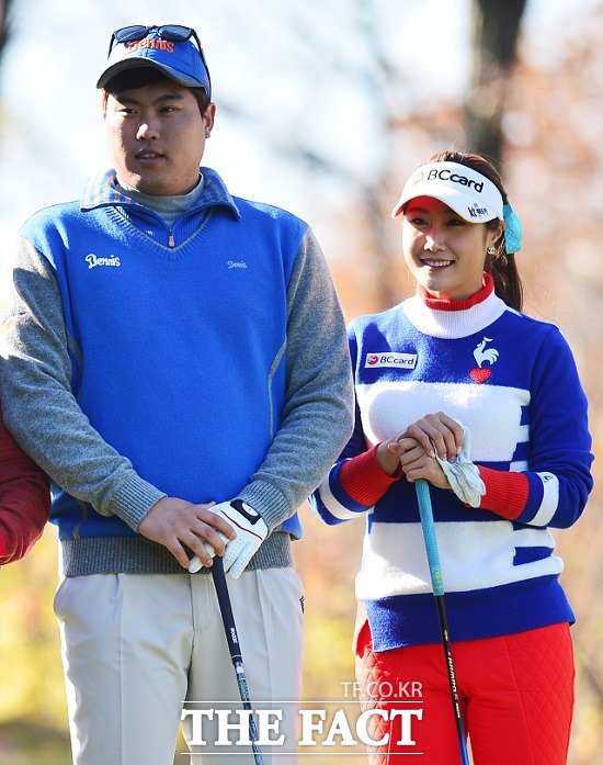 골프가 맺어준 오누이 류현진(왼쪽)과 김하늘이 지난 2008년부터 절친한 사이를 유지하고 있다. 지난 2013년 11월 자선골프대회에서 포즈를 취하고 있다. / 배정한 기자