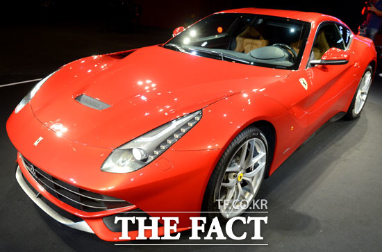 수입차와 국산차의 하반기 판매 대결에 관심이 뜨겁다. 수입차의 지난 7월과 8월 판매가 주춤한 분위기를 틈타 국산차는 하반기 내놓은 신차 효과로 시장 점유율 사냥에 나선다./더팩트 DB