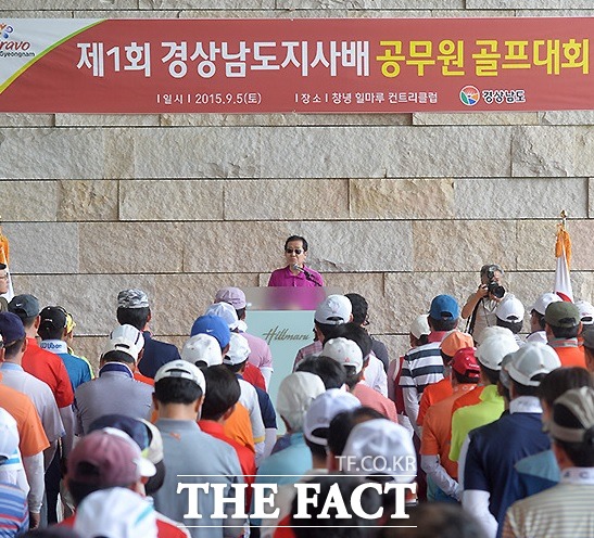 홍준표 경남도지사가 5일 여론의 비판에도 불구하고 공무원 골프대회를 열어 논란의 대상이 됐다./창녕 = 문병희 기자