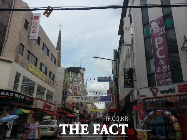 골목상권에 생존이 걸린 소상공인들은 지금까지 롯데가 회적 책임과 동반성장이라는 책무는 멀리한 채 서민경제를 망가뜨리고 있으며 전혀 제도적인 대책이 없다고 주장하고 있다./방이동=황진희 기자