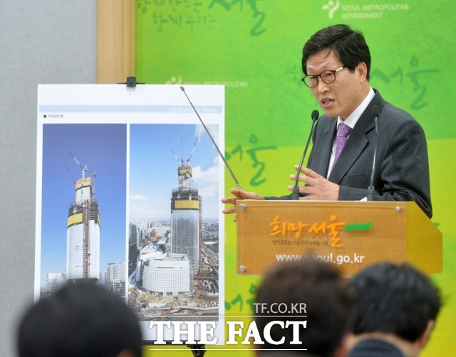 지난해 2월 19일 서울 태평로 서울시청에서 열린 제2롯데월드 초고층타워 안전점검 실시 관련 브리핑에서 이건기 주택정책실장이 제2롯데월드 안전점검에 대해 설명하고 있다. /더팩트DB