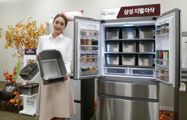 삼성전자 김치냉장고 광고모델 이현이씨가 스테인리스 소재의 메탈쿨링김치통을 탑재해 더욱 업그레이드된 메탈그라운드 기술로 제대로 된 한 겨울 땅속 김치맛을 구현한 2016년형 삼성 지펠아삭 김치냉장고를 소개하고 있다./ 삼성전자 제공