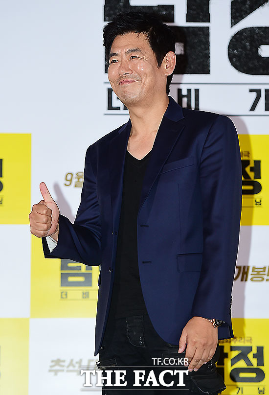 배우 성동일이 영화 탐정에서 노형사 노태수를 연기했다. 성동일은 9일 오후 서울 성동구 왕십리 CGV에서 열린 탐정:더 비기닝 언론 시사회에서 영화 속 은발 헤어스타일에 관한 뒷이야기를 털어놨다. /배정한 기자