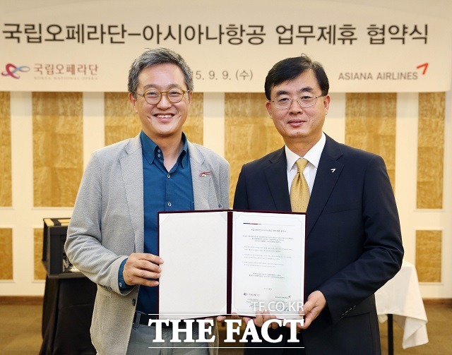 아시아나항공이 9일 서울 서초동 예술의 전당에서 국립 오페라단과 업무 제유 협약을 맺고 문화 협력 사업 강화에 나섰다. 김학민 국립 오페라단 예술감독(왼쪽), 두성국 아시아나항공 여객마케팅 담당 상무 / 아시아나항공 제공