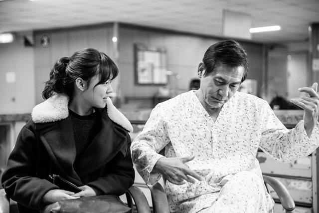 필름시대사랑에 출연하는 한예리와 안성기. 영화엔 박해일 외에도 한예리 안성기 문소리 등이 출연한다./스마일이엔티 제공