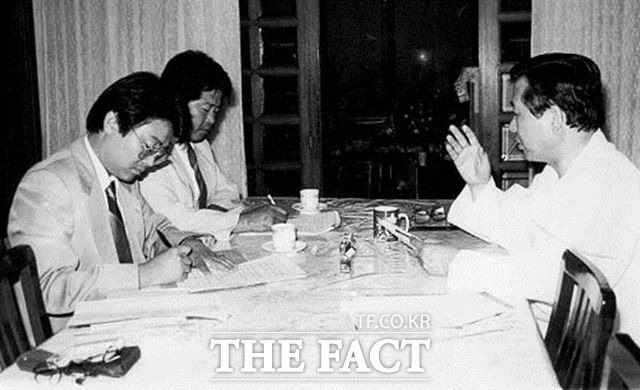 전 의원은 1987년 29세 때 김대중 대선 캠프 홍보전문위원으로 정치권에 발을 들였다. 전 의원이 김대중 총재를 인터뷰하고 있다. /전병헌 의원실 제공