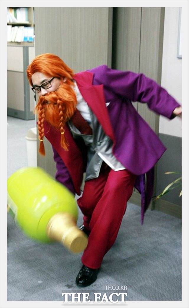 그라가스 전병헌(57·동작구갑·3선) 새정치민주연합 의원의 별명은  ‘갓(GOD)병헌’이다. 그가 가장 좋아하는 별명이다. 전 의원이 게임 케릭터 그라가스 코스프레를 한 모습. / 전병헌 의원실 제공