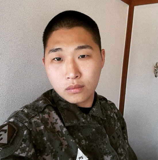 래퍼 스윙스가 전역 11개월을 남기고 의가사 전역했다. 스윙스는 11일 페이스북에 정신질환으로 치료를 받았다고 털어놓으며 전역하게 된 이유를 밝혔다. /스윙스 인스타그램