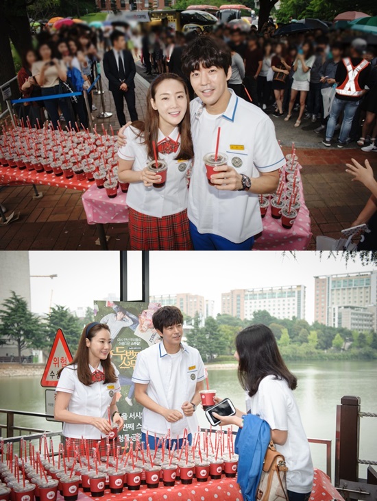 최지우-이상윤, 커피 선물. 배우 최지우(아래 왼쪽)와 이상윤이 tvN 두번째 스무살 시청률 공약을 지켰다. /CJ E&M 제공